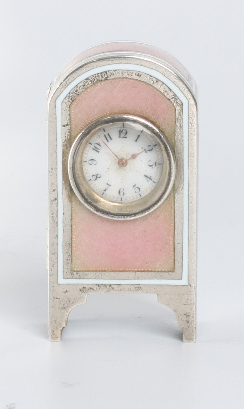 Een miniatuur getoogd Zwitsers zilveren roze transparant guilloche email klokje, circa 1900 - afbeelding 1