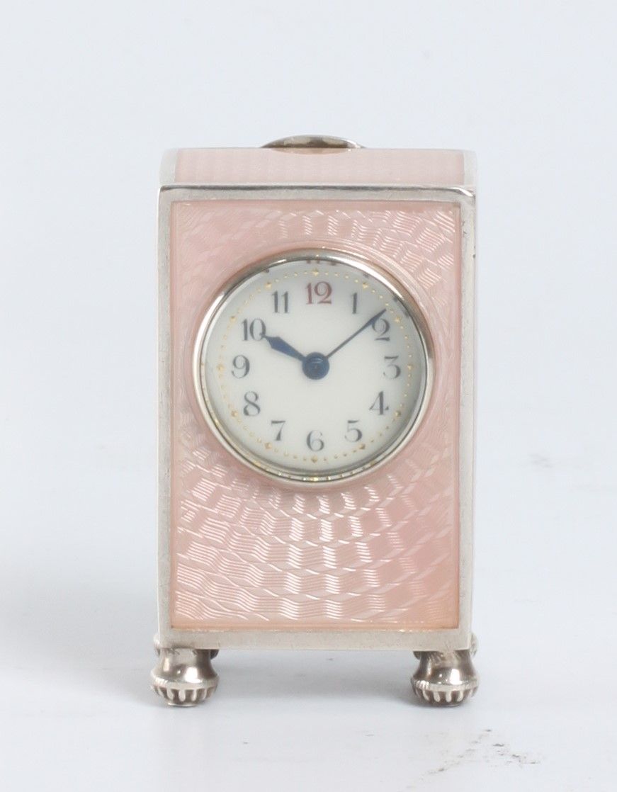 Een miniatuur Zwitsers zilveren roze transparant guilloche email klokje, circa 1900 - afbeelding 1