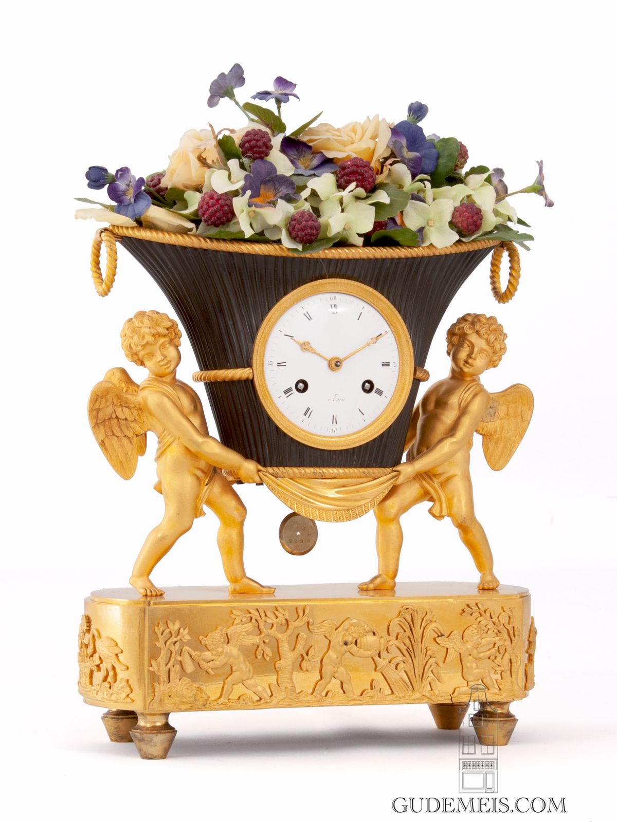 Een Frans Empire verguld en bronzen pendule, bloemenvaas met putti, circa 1800 - afbeelding 1