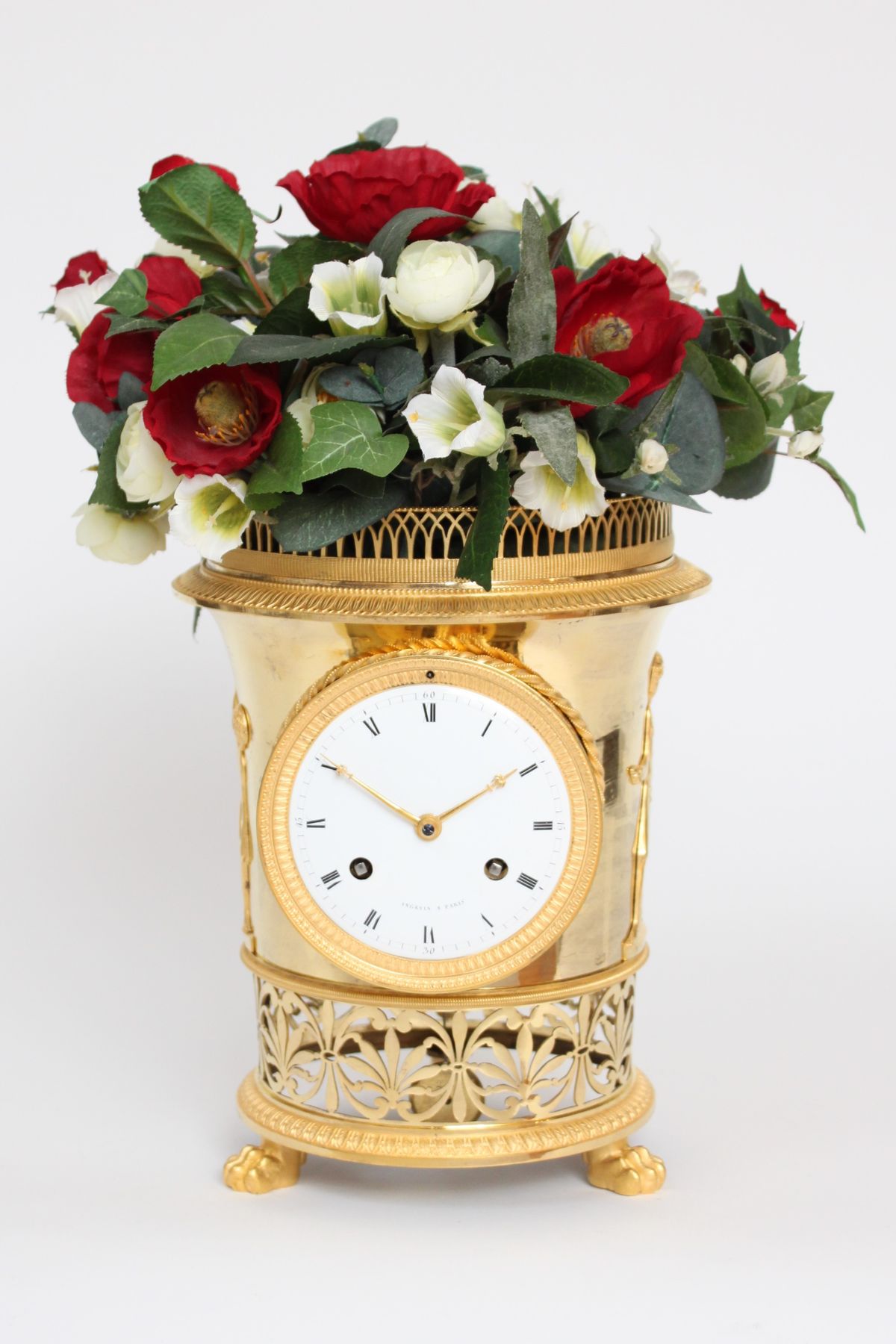 Een fraaie Franse Empire verguld bronzen vaaspendule, Angevin A Paris, circa 1800 - afbeelding 1