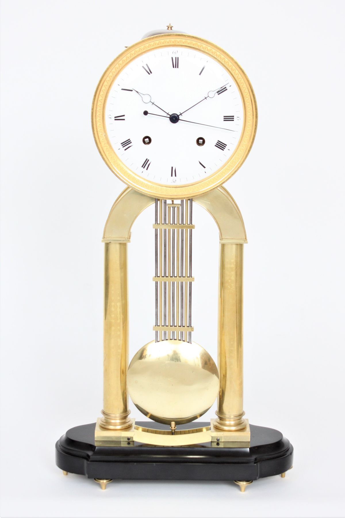 Een grote messing skeletregulateur attr. Hubert Sarton, circa 1820. - afbeelding 1