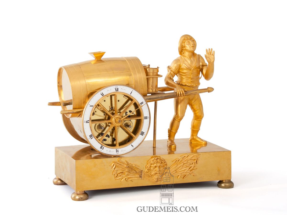 Een Franse Empire verguld bronzen pendule, Waterverkoper, circa 1810. - afbeelding 1