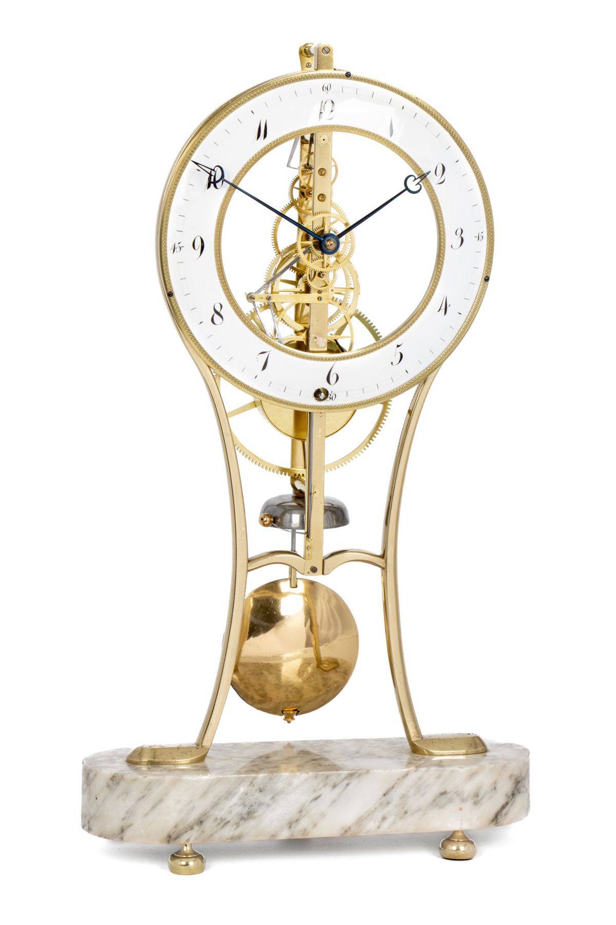 Een Franse Empire messing skeletklok met slagwerk en gangduur van een maand, circa 1800. - afbeelding 1