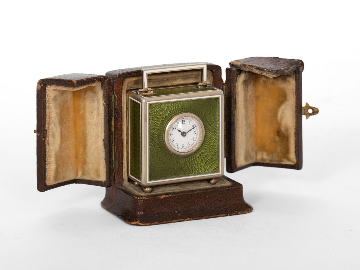 Een Zwitsers Art Deco guilloche emaillen miniatuur klokje, circa 1930. - afbeelding 1