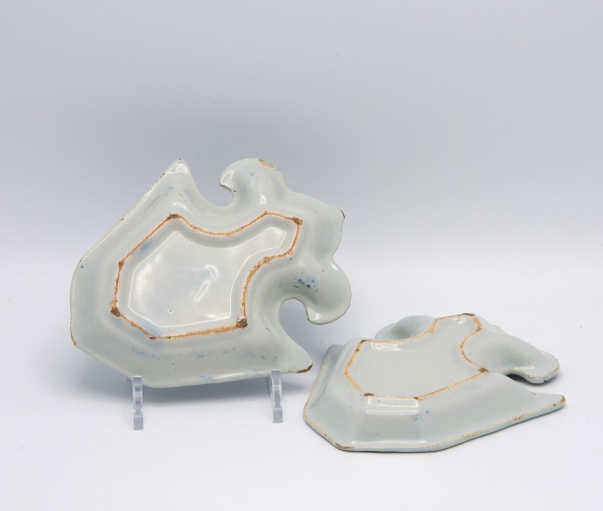 Paire de plats à friandises en faïence de Delft aux fleurs de lys néerlandaises - image 1