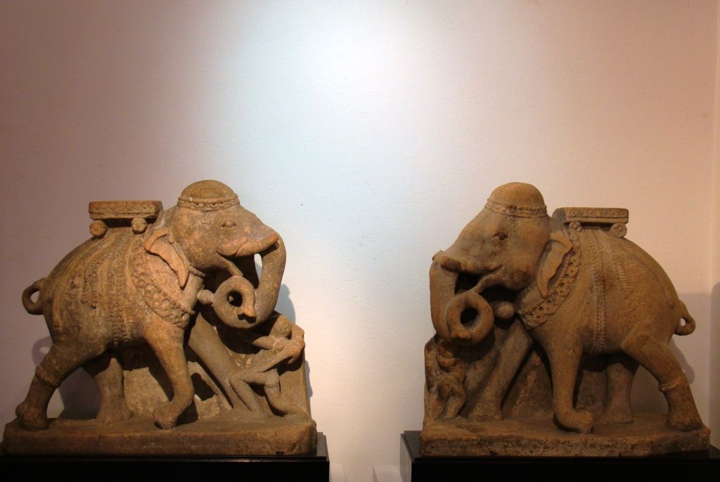 Vechtende stenen olifanten uit India