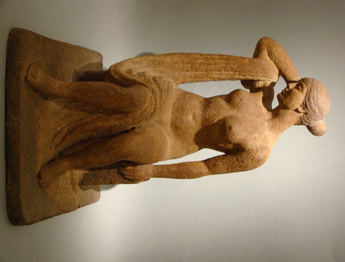 Terracotta by Charles Weddepohl: a sitting lady