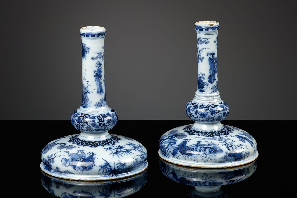 Paar Delfts aardewerk tafelkandelaars, ca. 1678-1686 - afbeelding 1