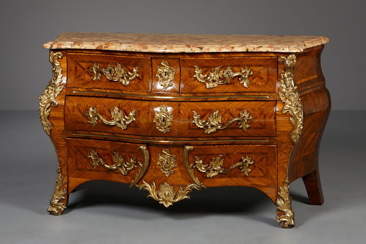 Franse Louis XV commode en tombeau - afbeelding 1