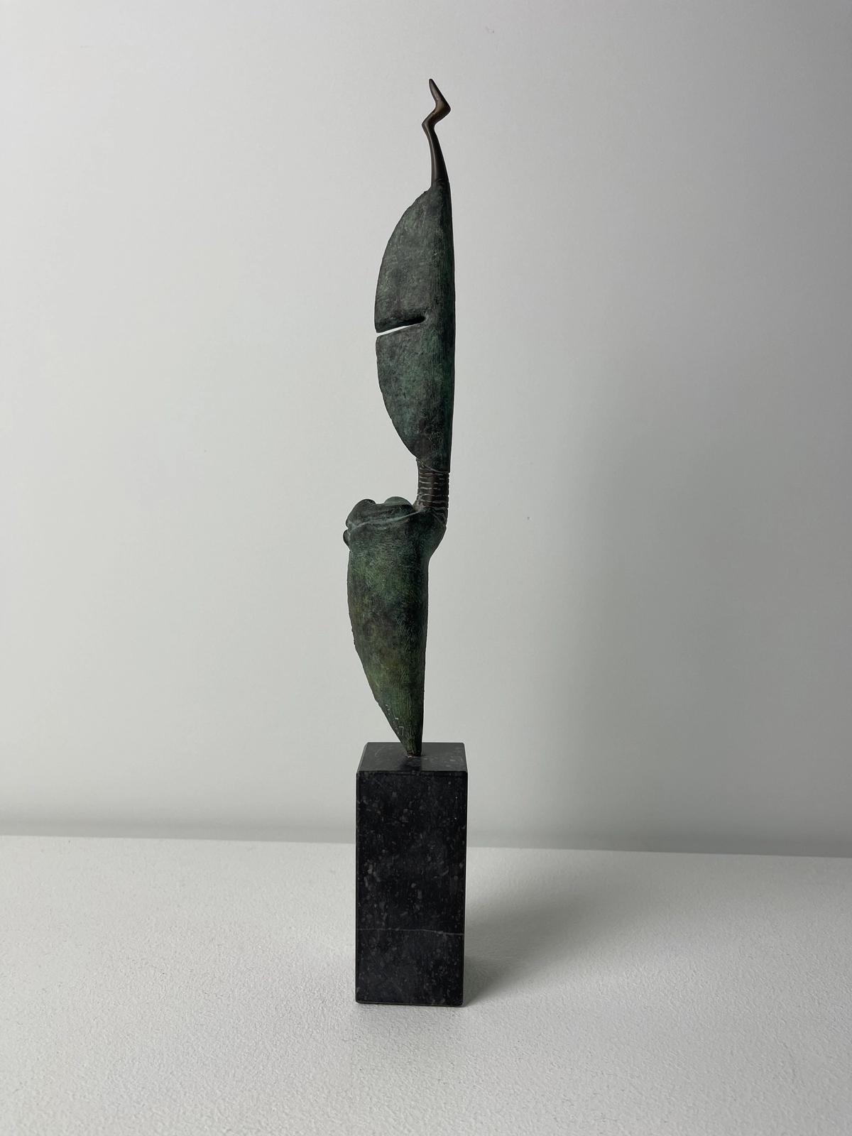 Pierre Lumey (Nederland 1948), gepatineerd brons sculptuur