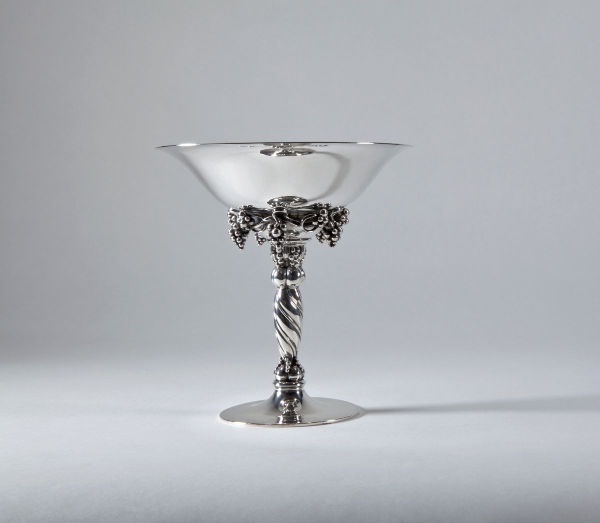 Georg Jensen (Rådvad 1866-1935 Kopenhagen), Sterling Silver tazza, model 263b, Designed in 1918 - image 1