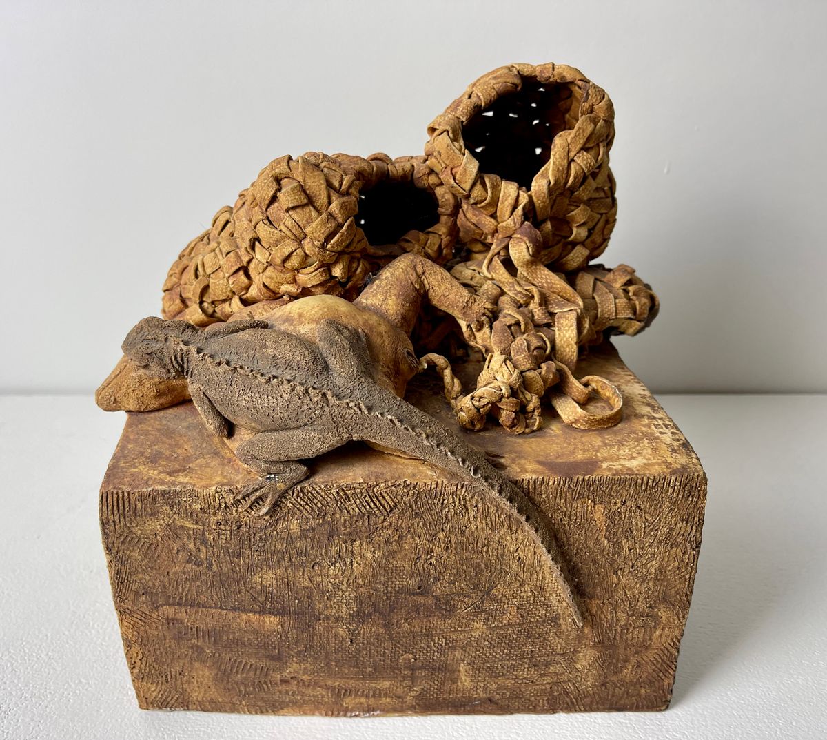 Marion Askjaer Veld, (Strib Denemarken 1943), met de hand gevormd aardewerk beeld van reptielen, uitgevoerd in eigen atelier Arnhem 1974 - afbeelding 1