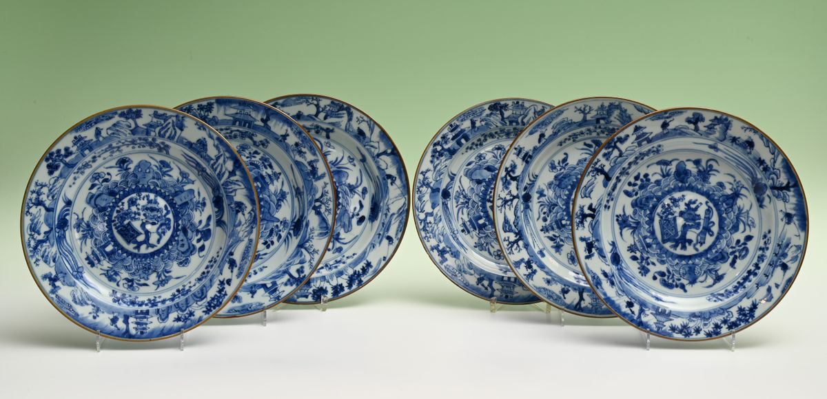 Een set van zes Chinese porseleinen borden - afbeelding 1