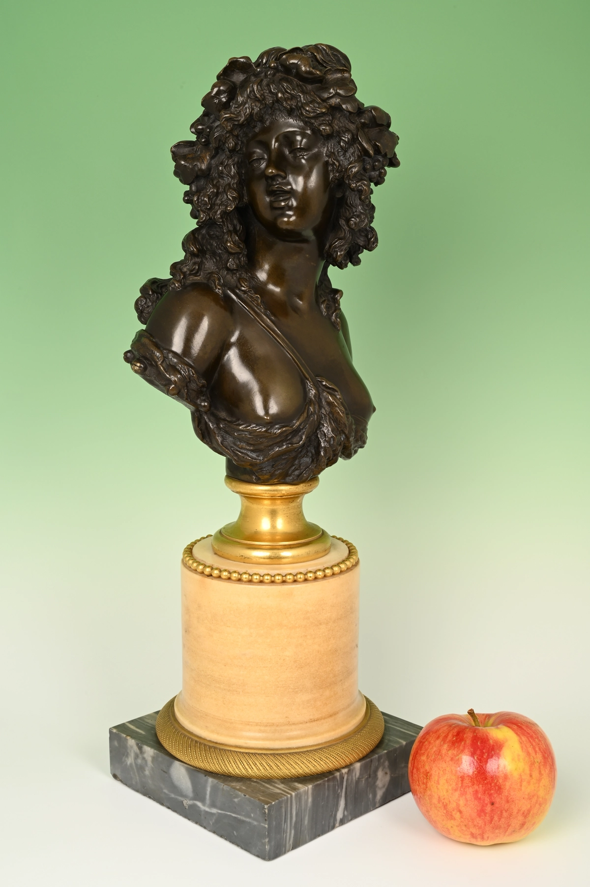 Een bronzen buste, voorstellende een Bacchante.
