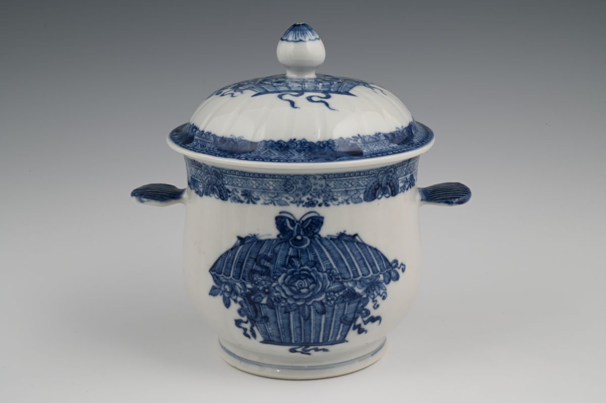 A Chinese porcelain sugar candy pot with cover - image 1