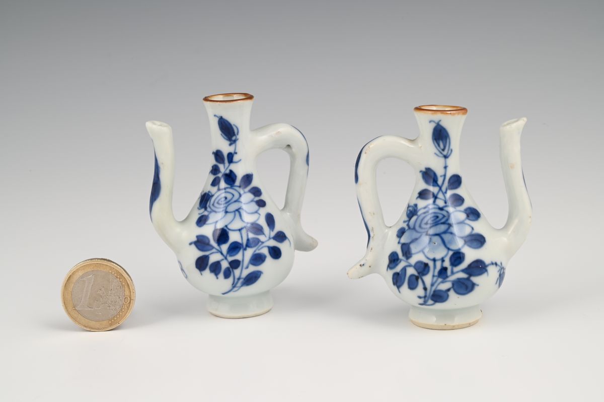 Een zeldzaam stel Chinees porseleinen miniatuur kannetjes. - afbeelding 1