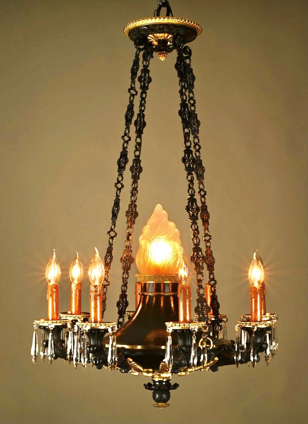 Een bronzen Empire stijl kroon