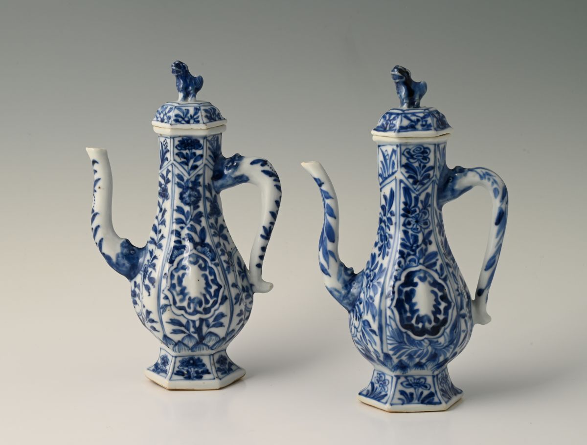 A pair of Chinese porcelain pouring jugs - image 1