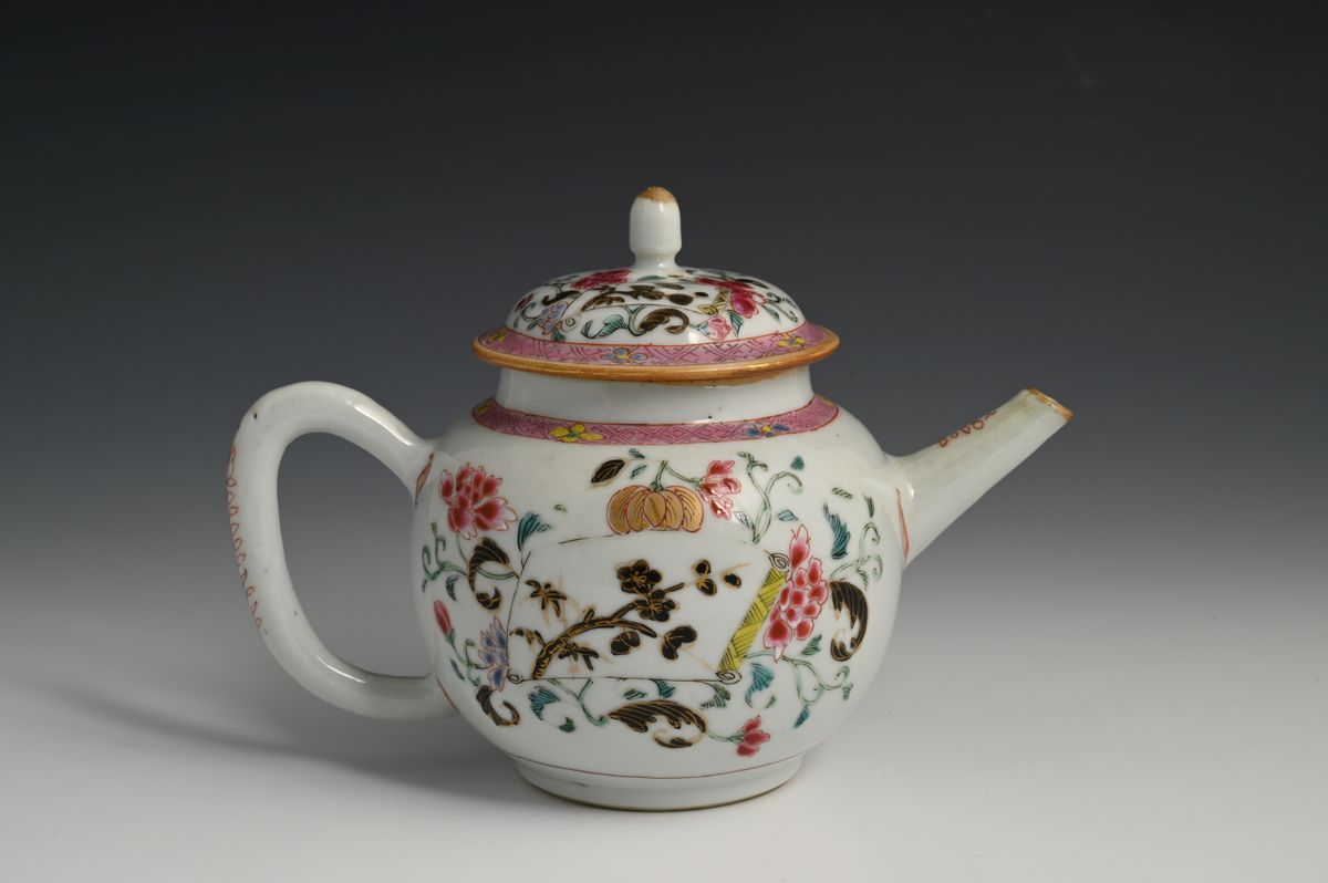 Een Chinees famille rose theepot - afbeelding 1