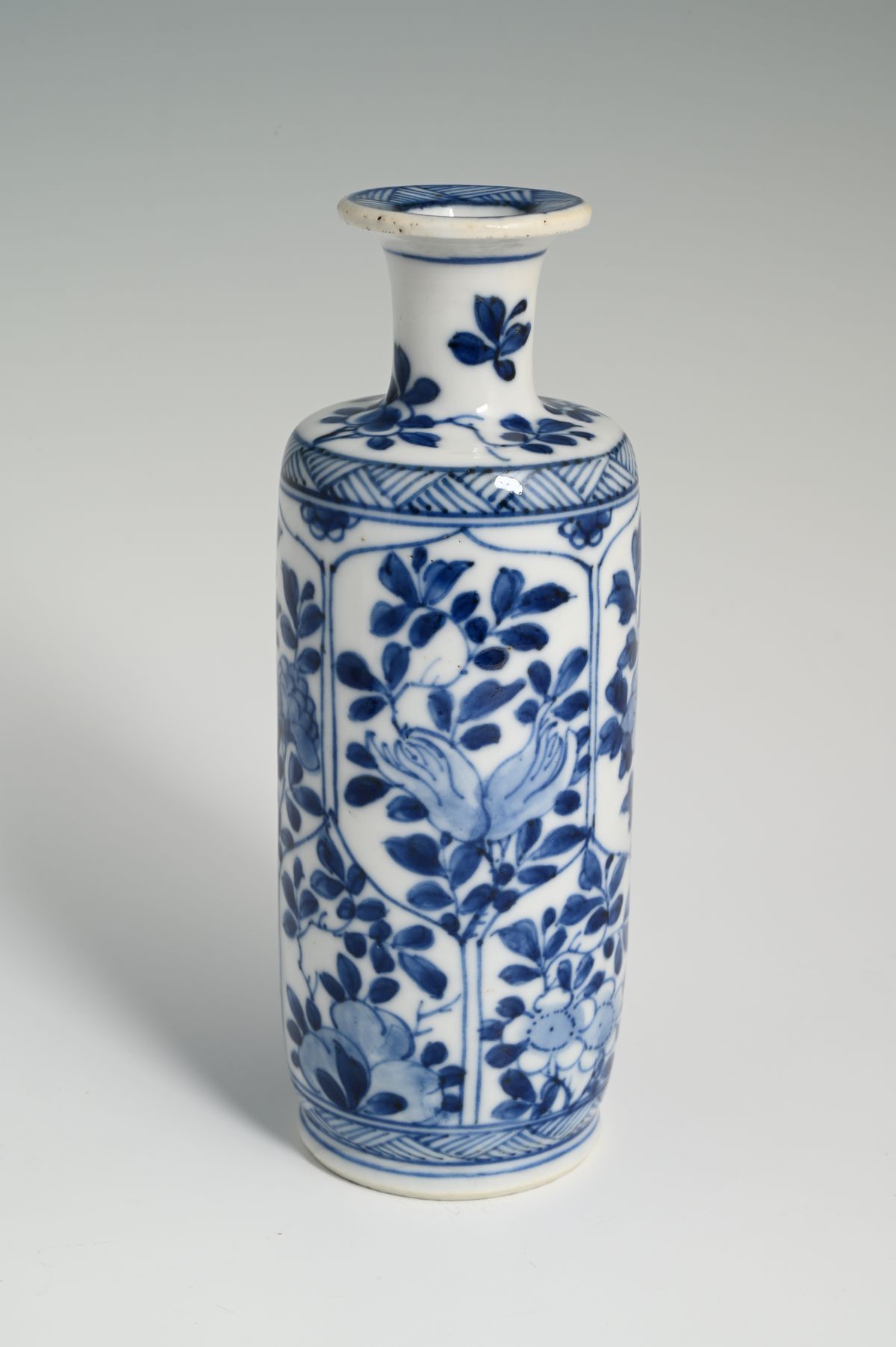 A Chinese porcelain vase - image 1