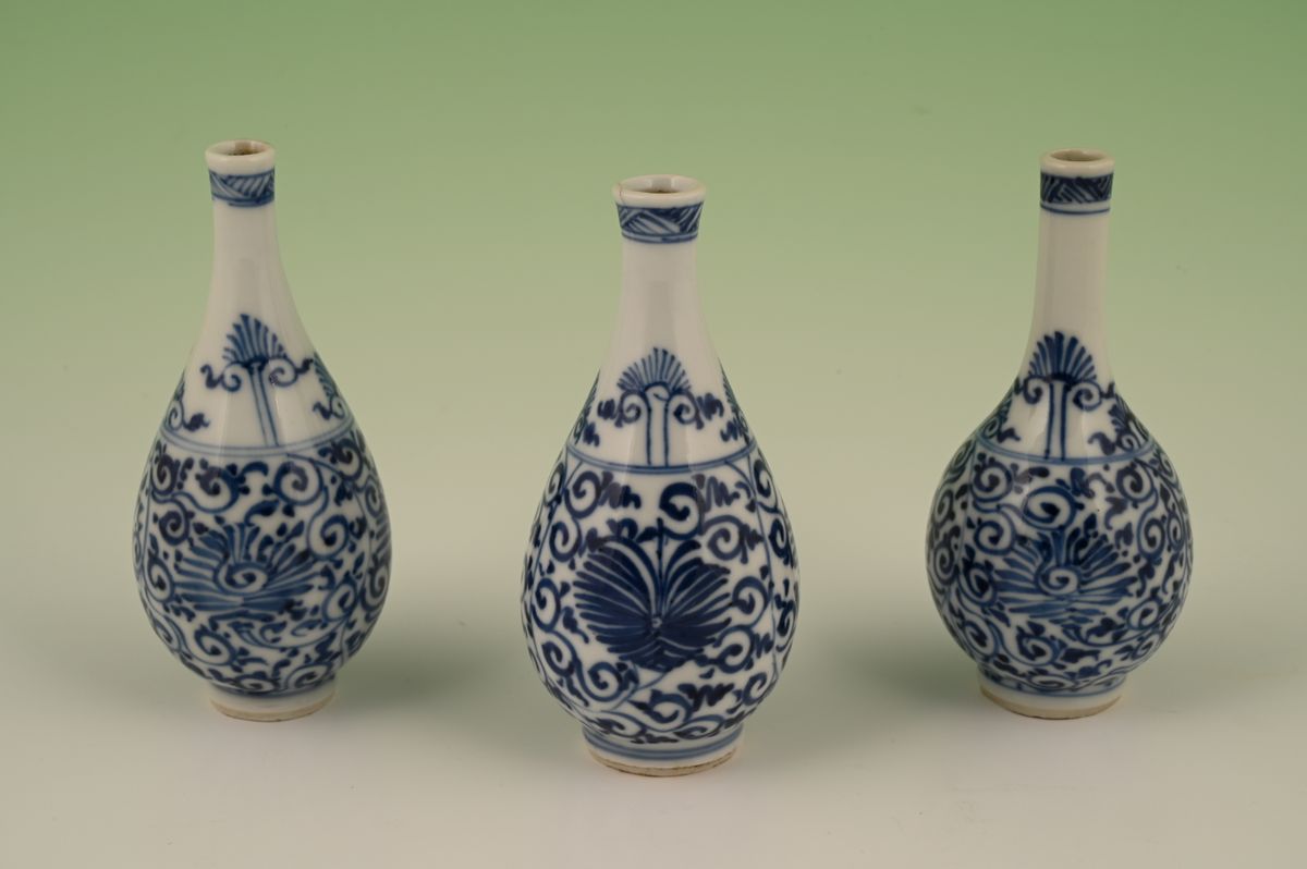 A set of three Chinese porcelain vases - image 1