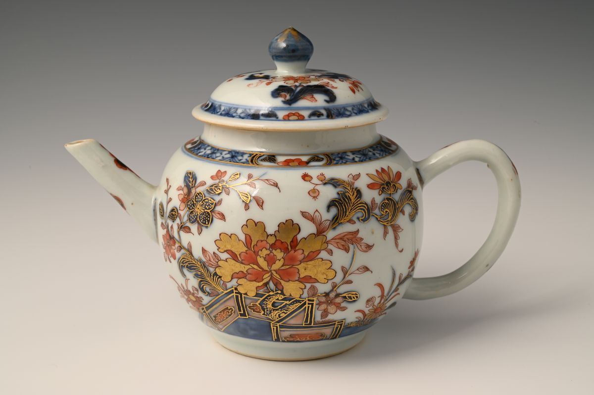 A Chinese porcelain Imari teapot with floral decor - image 1