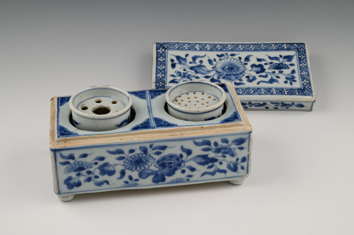 A rare Chinese porcelain inkwell - image 1