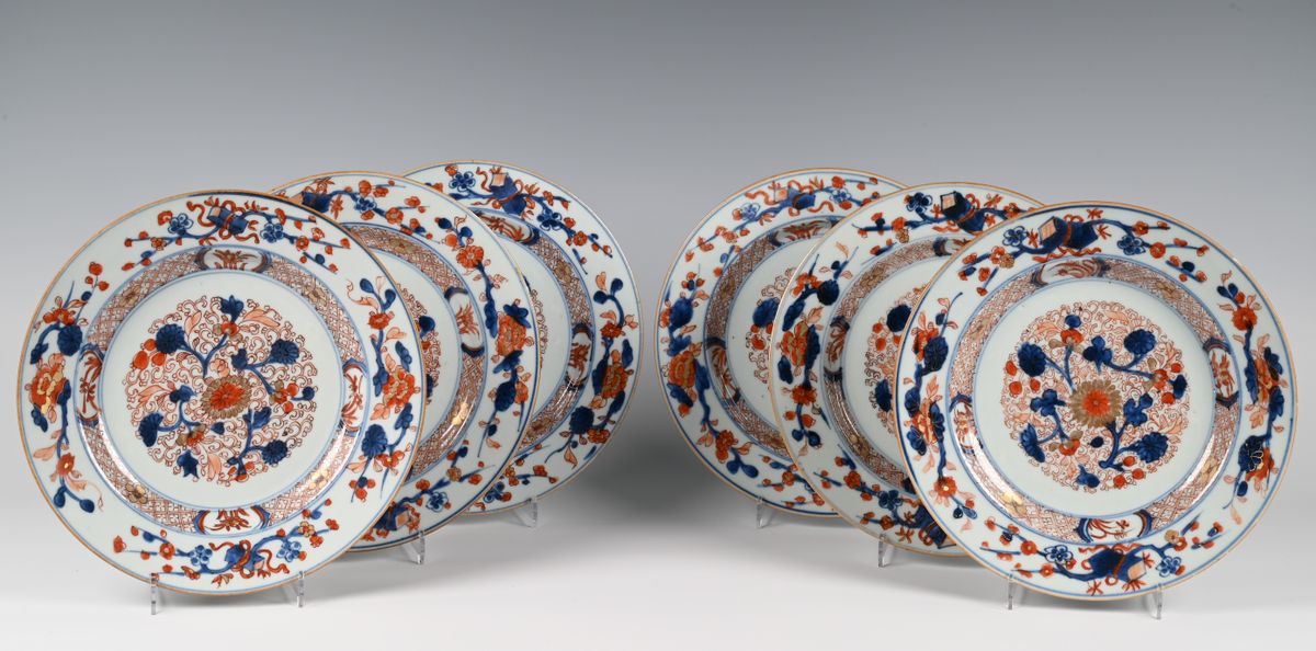 Een set van zes Chinese porseleinen Imari borden - afbeelding 1