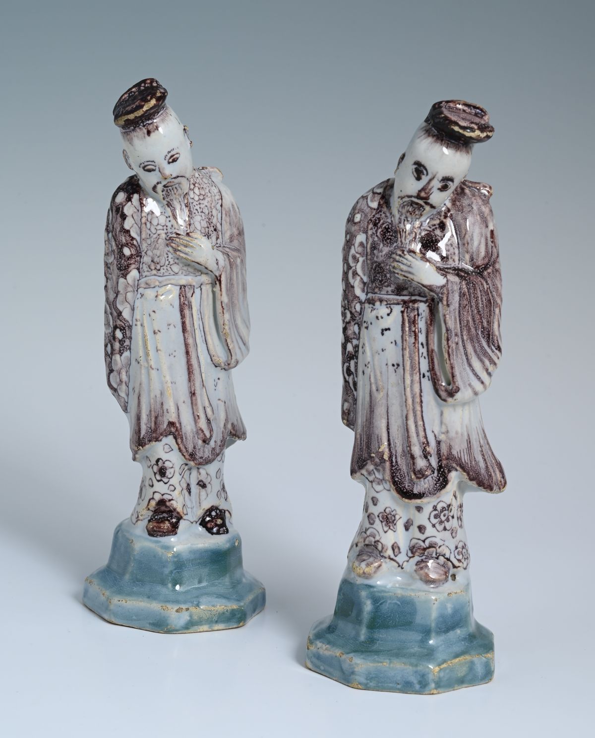 Een stel Delfts aardewerk chinoiserie sculpturen - afbeelding 1