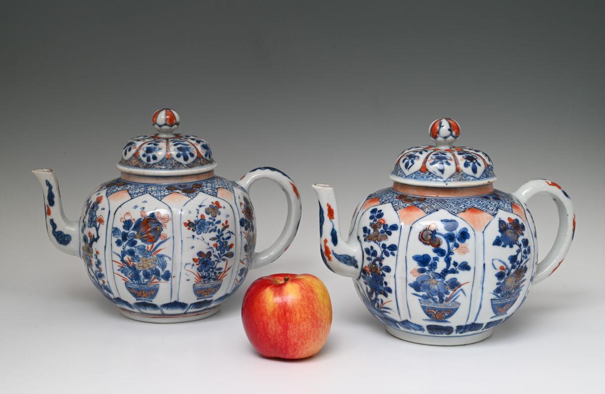 Een paar grote Chinese Imari theepotten - afbeelding 1