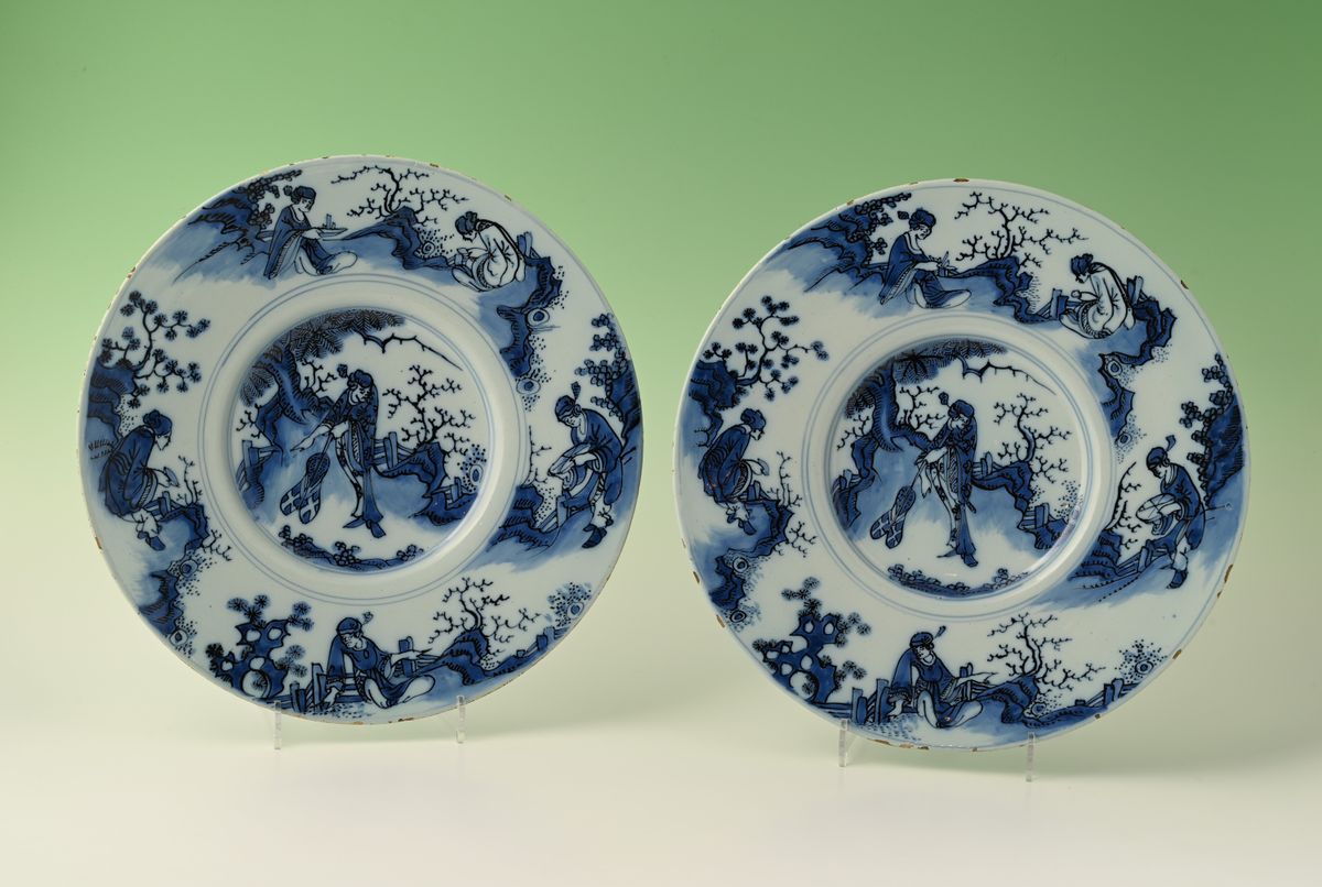 A pair of Delftware Chinoiserie plates - image 1
