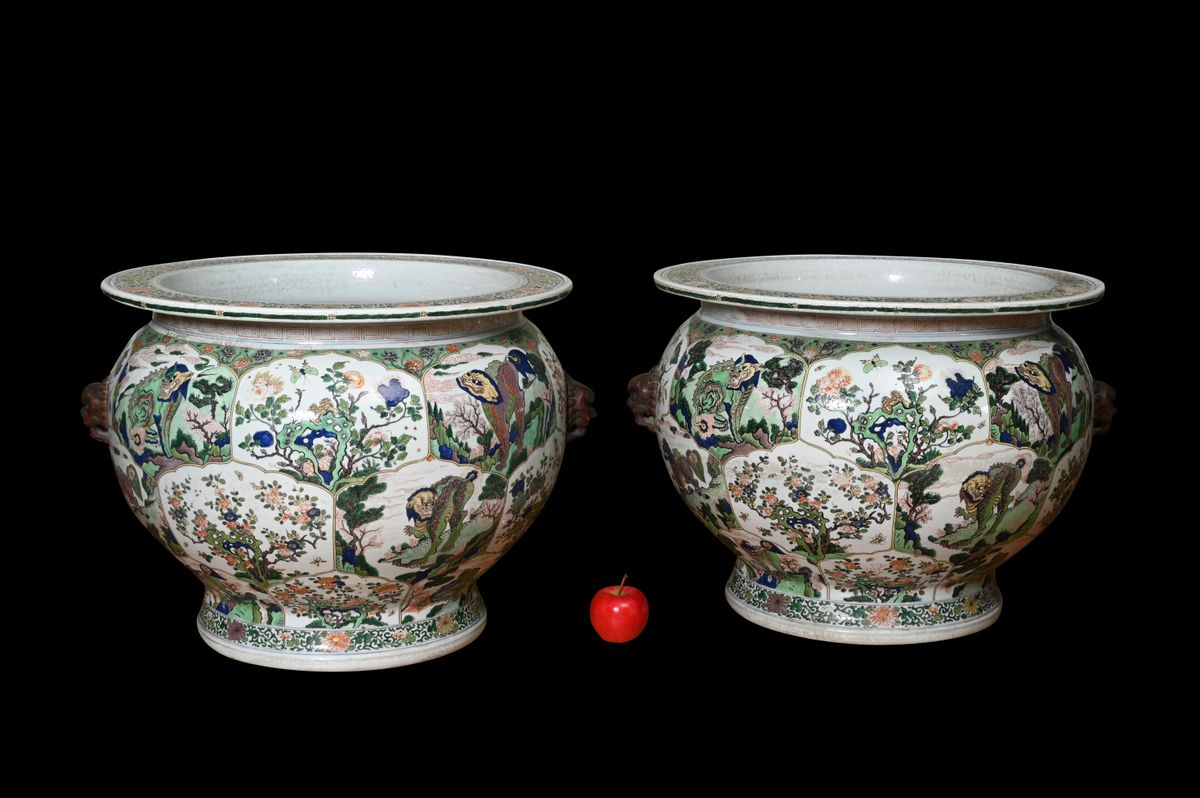 Een indrukwekkend paar zeer grote vissenkommen/cachepots in Kangxi-stijl. - afbeelding 1