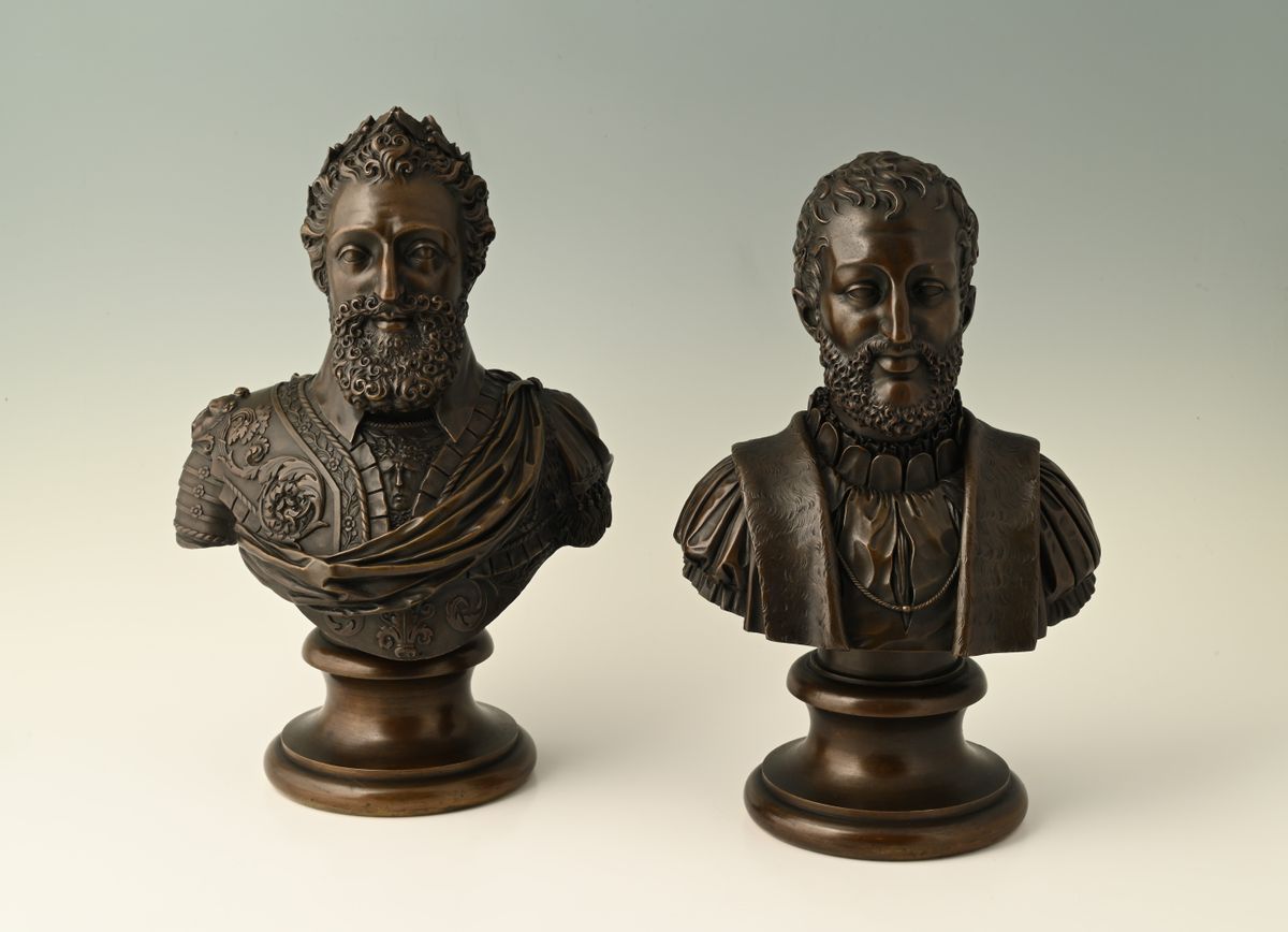 A pair of bronze busts - image 1