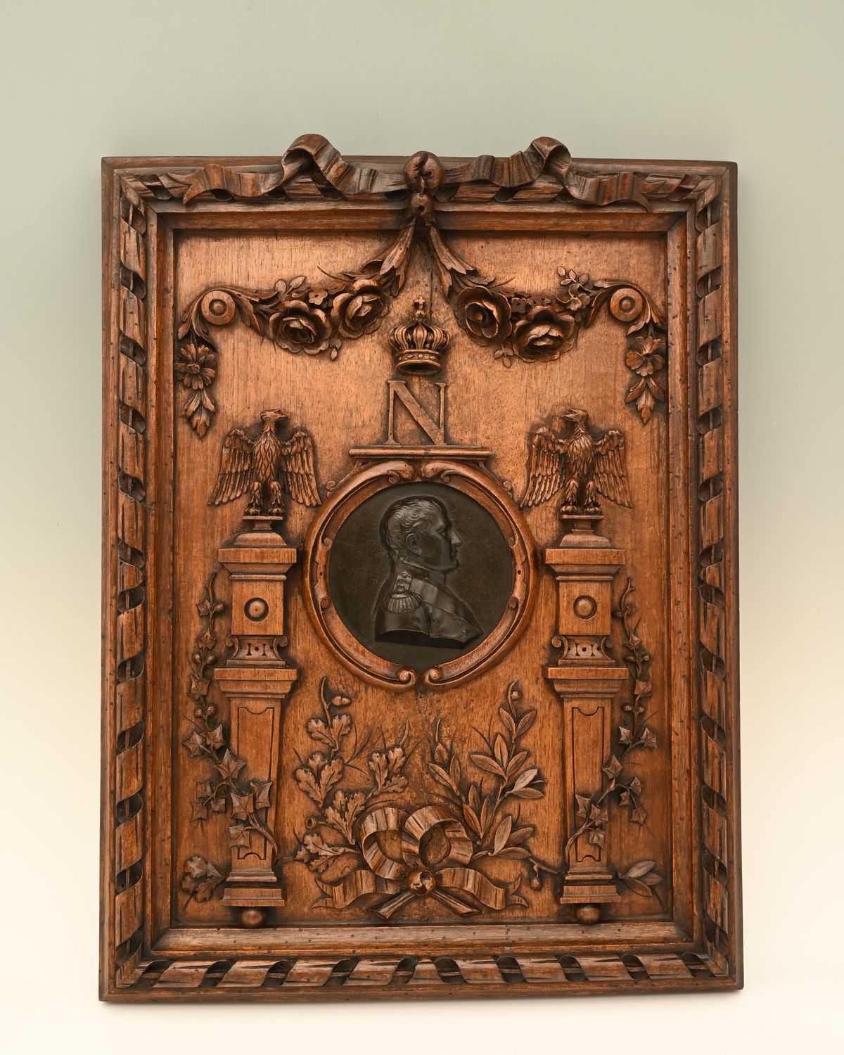 Een fraai gesneden houten lijst met in het midden een bronzen medaillon van Napoleon I - afbeelding 1