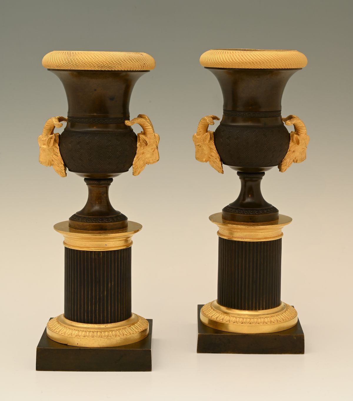Een stel vuurverguld en gepatineerde bronzen Empire siervasen - afbeelding 1