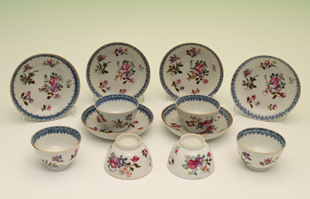 A set of six Chinese porcelain cups and saucers - image 1