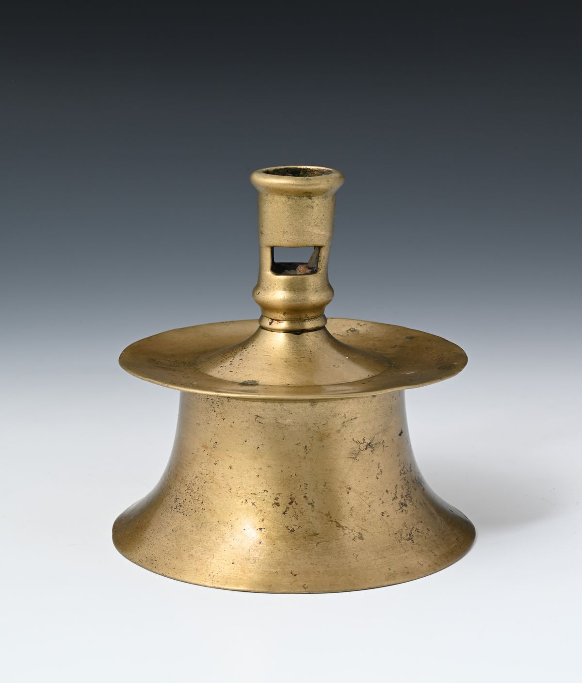 Een bronzen kandelaar - afbeelding 1