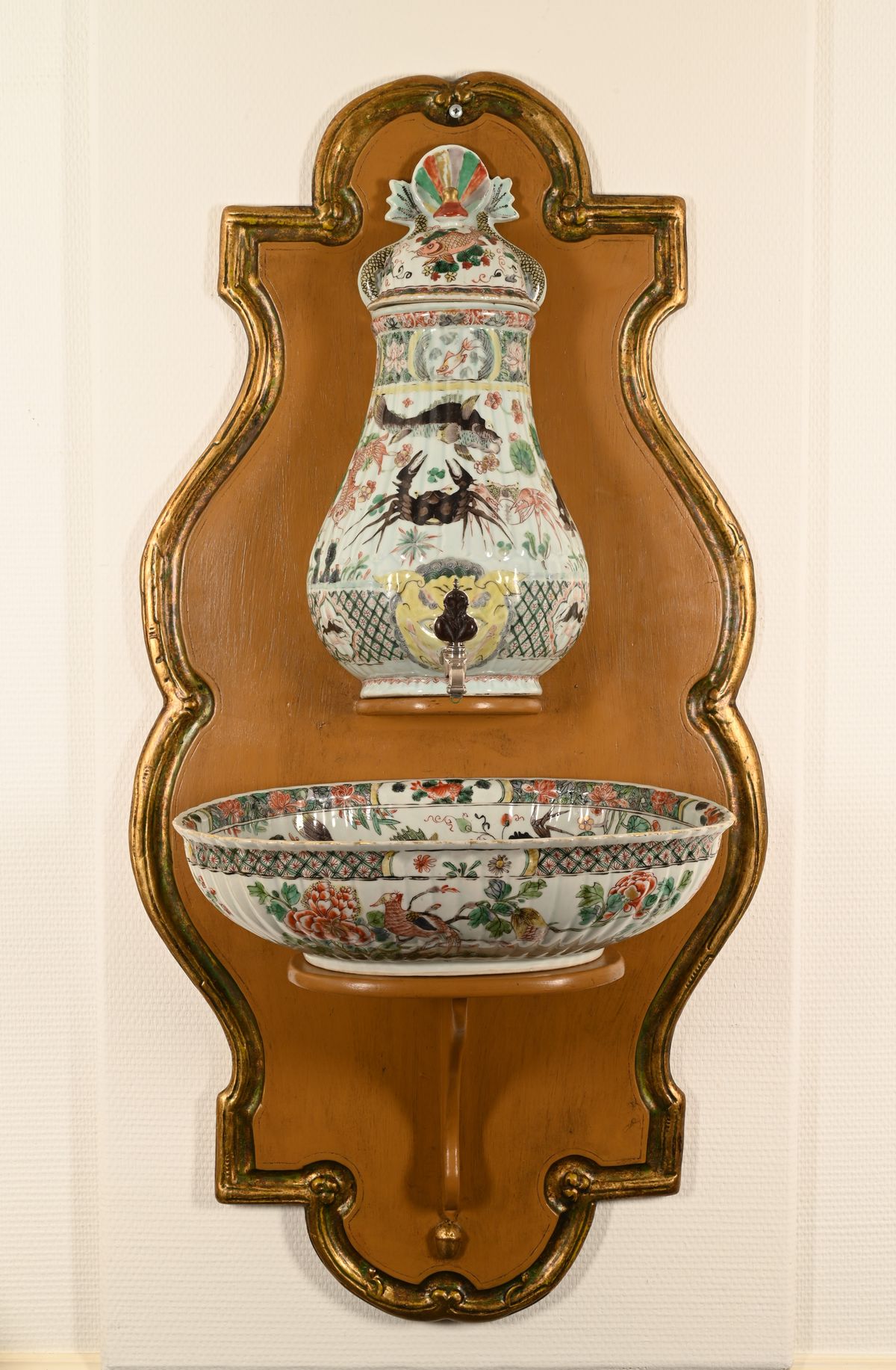 A Chinese famille verte porcelain cistern - image 1