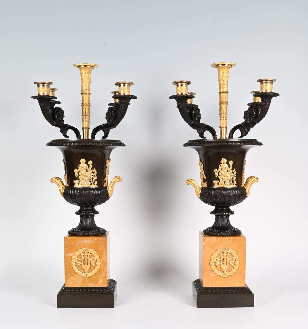 Een paar Franse Empire Campana-medicivazen met originele kandelaaropzetstukken. - afbeelding 1
