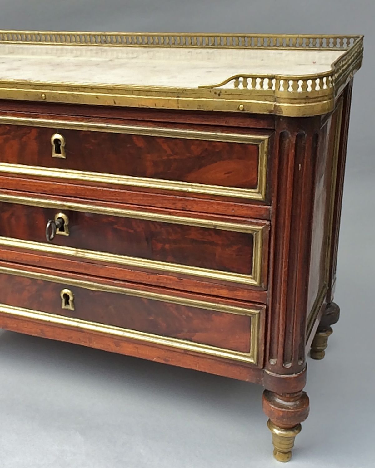 Miniature commode - image 1