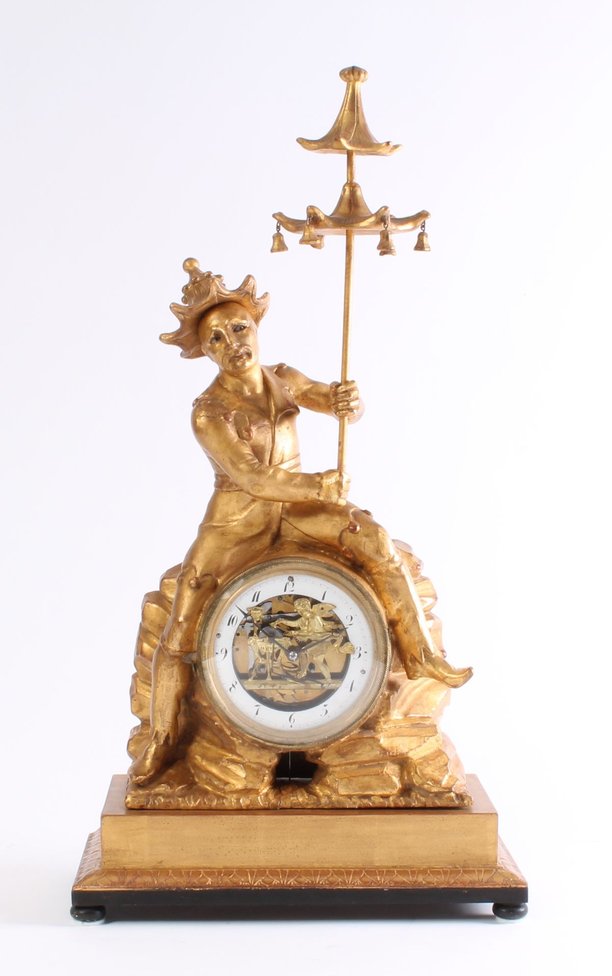 Een Oostenrijkse verguld houten figurale klok met dubbel mechaniek, omstreeks 1830 - afbeelding 1