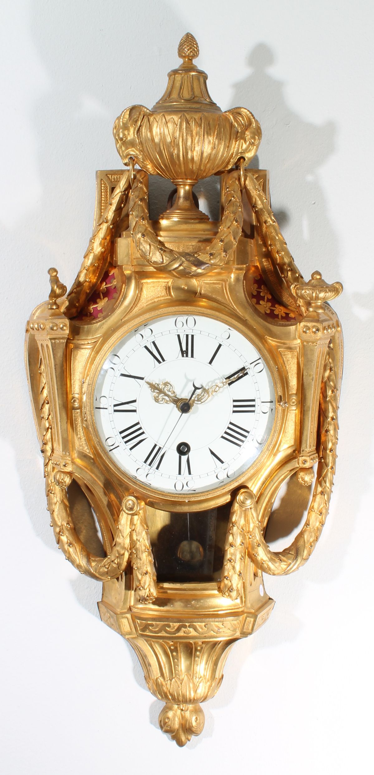 Een goede Franse Lodewijk XVI vuurverguld bronzen cartel klok met centrale seconde, circa 1770.