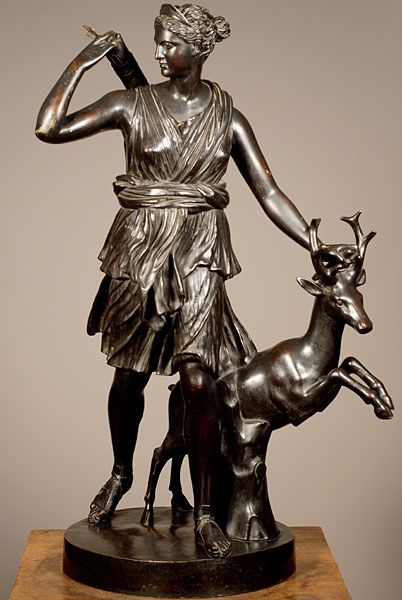 Een Frans gepatineerd bronzen sculptuur van Diana the Jager naar antiek voorbeeld, circa 1880 - afbeelding 1