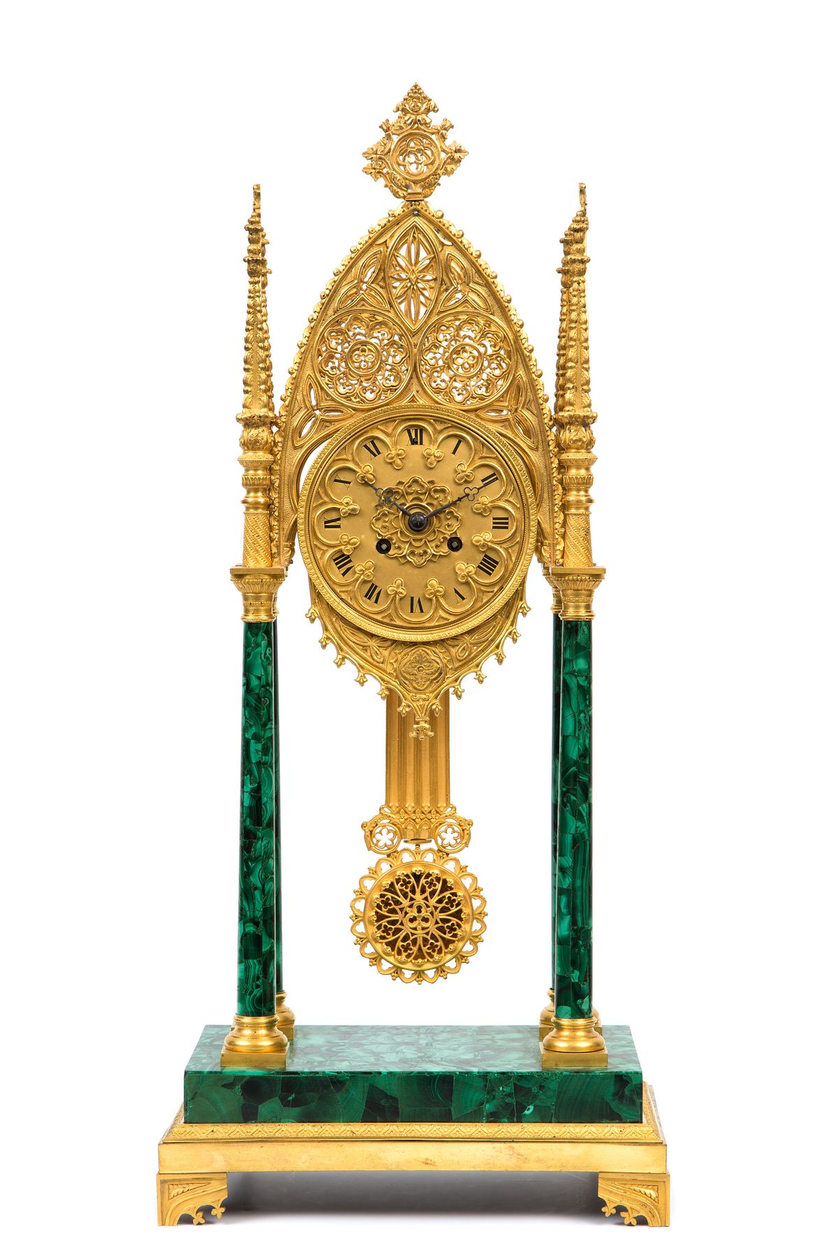 Een Russische neo-Gotische verguld bronzen en malachiet gefineerde pendule, omstreeks 1830 - afbeelding 1