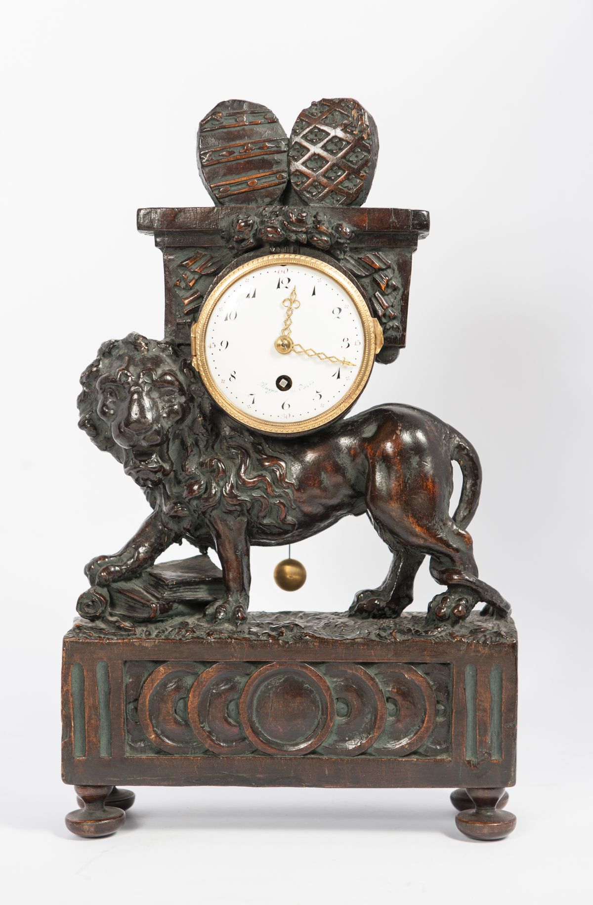 Nice French Louis XVI Small Wooden Lion Pendule, circa 1770 - afbeelding 1