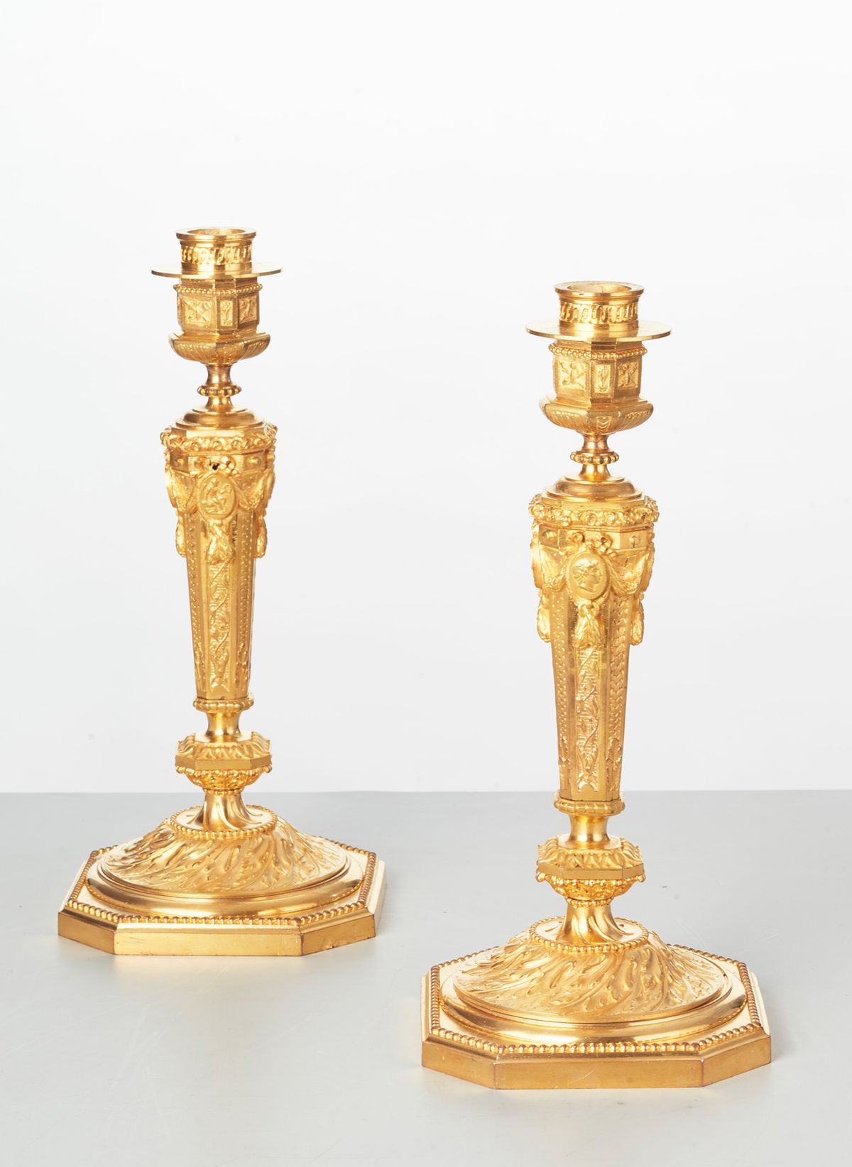 Een mooi paar Franse Regency geïnspireerde vergulde bronzen kaarsenstandaards, circa 1880 - afbeelding 1