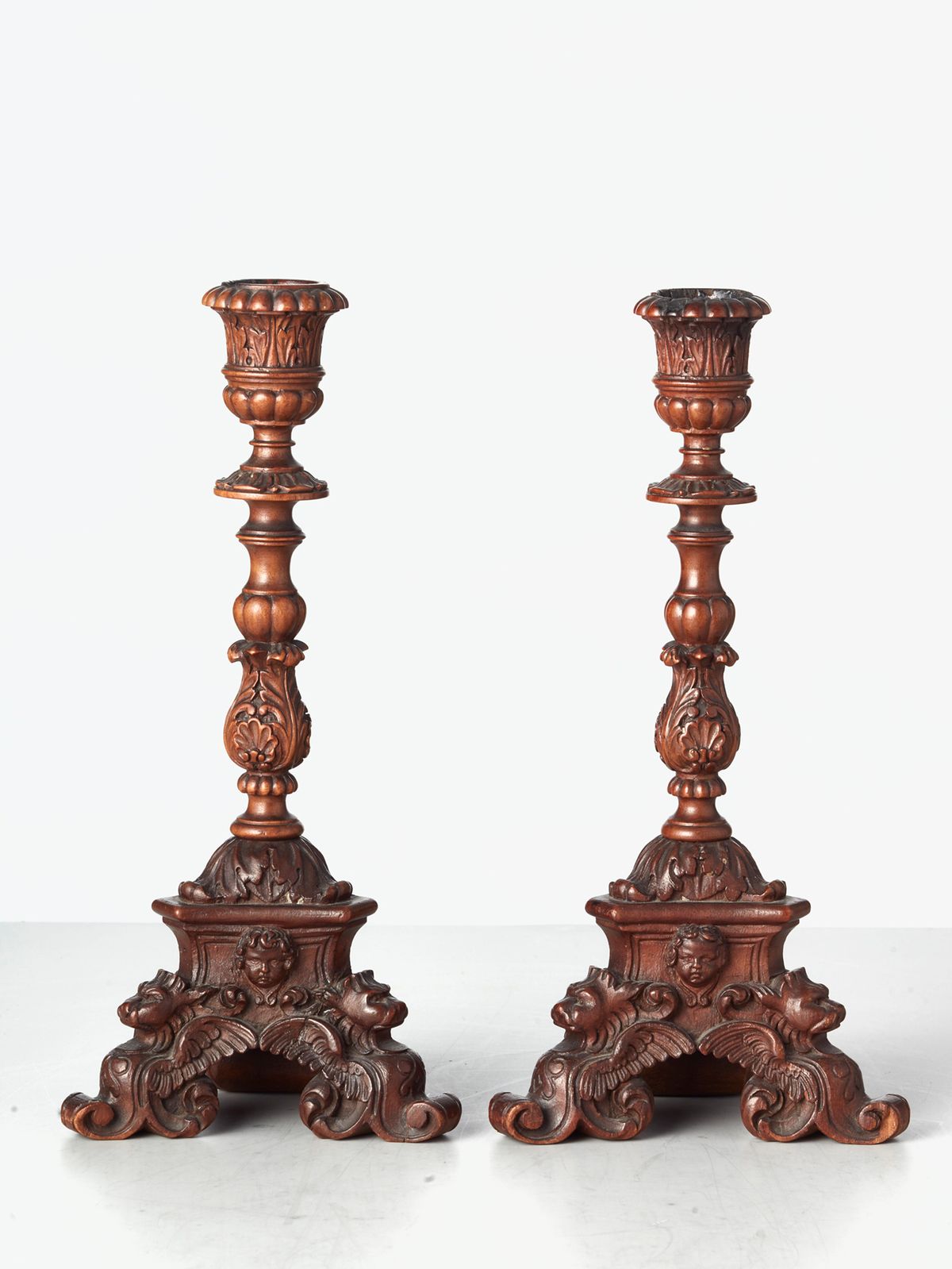Een klein paar Italiaanse zeer gesneden notenhouten kandelaars, elk met één kaars, circa 1850. - afbeelding 1