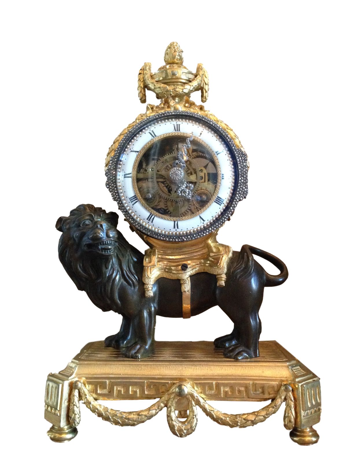 M175 Louis XVI leeuwpendule, met geskeletteerd uurwerk, zilveren wijzers en montuur op de lunette en slagwerk op een zilveren bel. - afbeelding 1