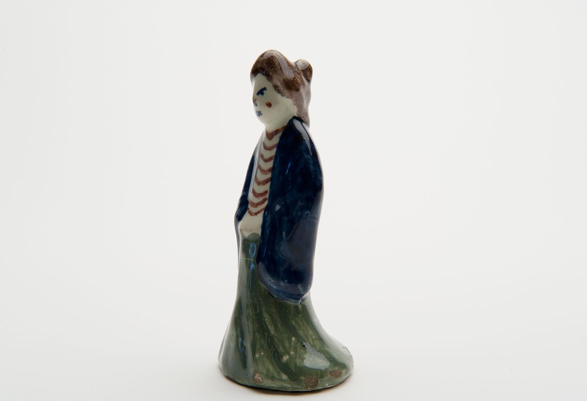 Een Polychroom Delfts Aardewerk Figuur van een Orientaalse Dame