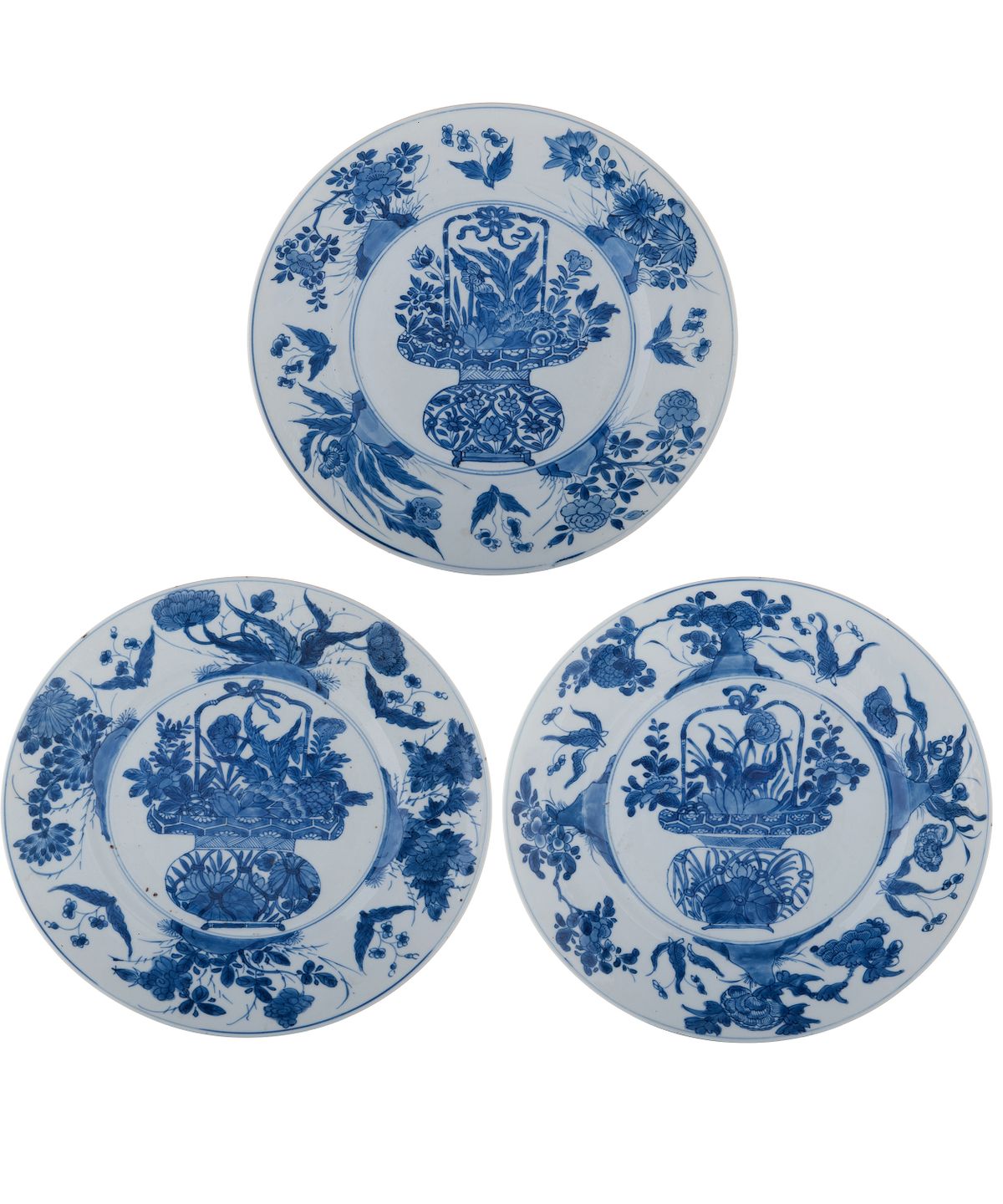 Three Blue and White Kangxi  Dishes, with Flowerbasket - afbeelding 1